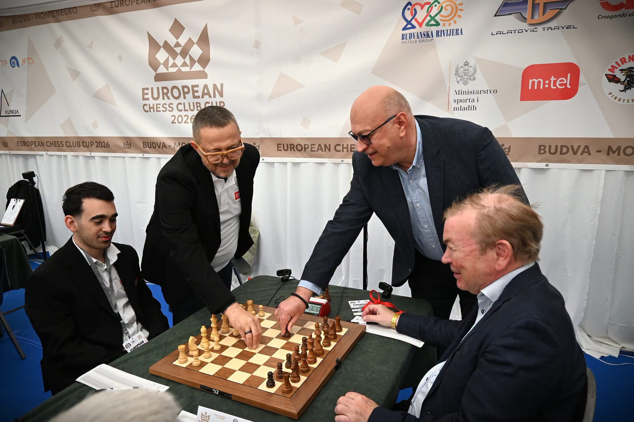 Mutarea simbolică de deschidere la meciul SuperChess cu Akureyri