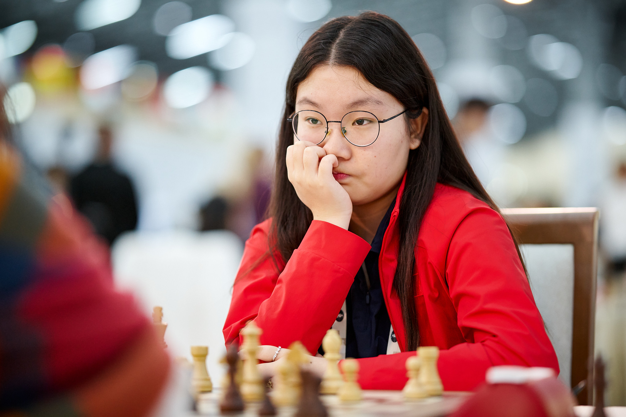 Lu Miaoyi concentrată la tablă, la Olimpiada de la Samarkand