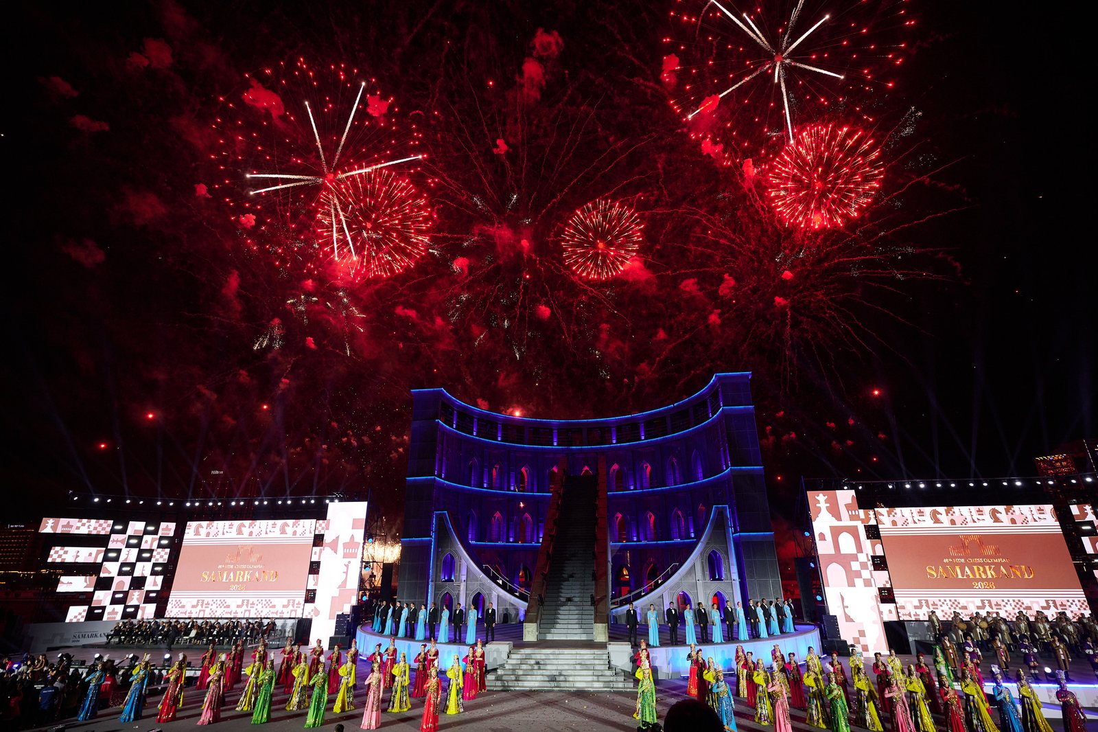 Artificii deasupra scenei la ceremonia de deschidere a Olimpiadei