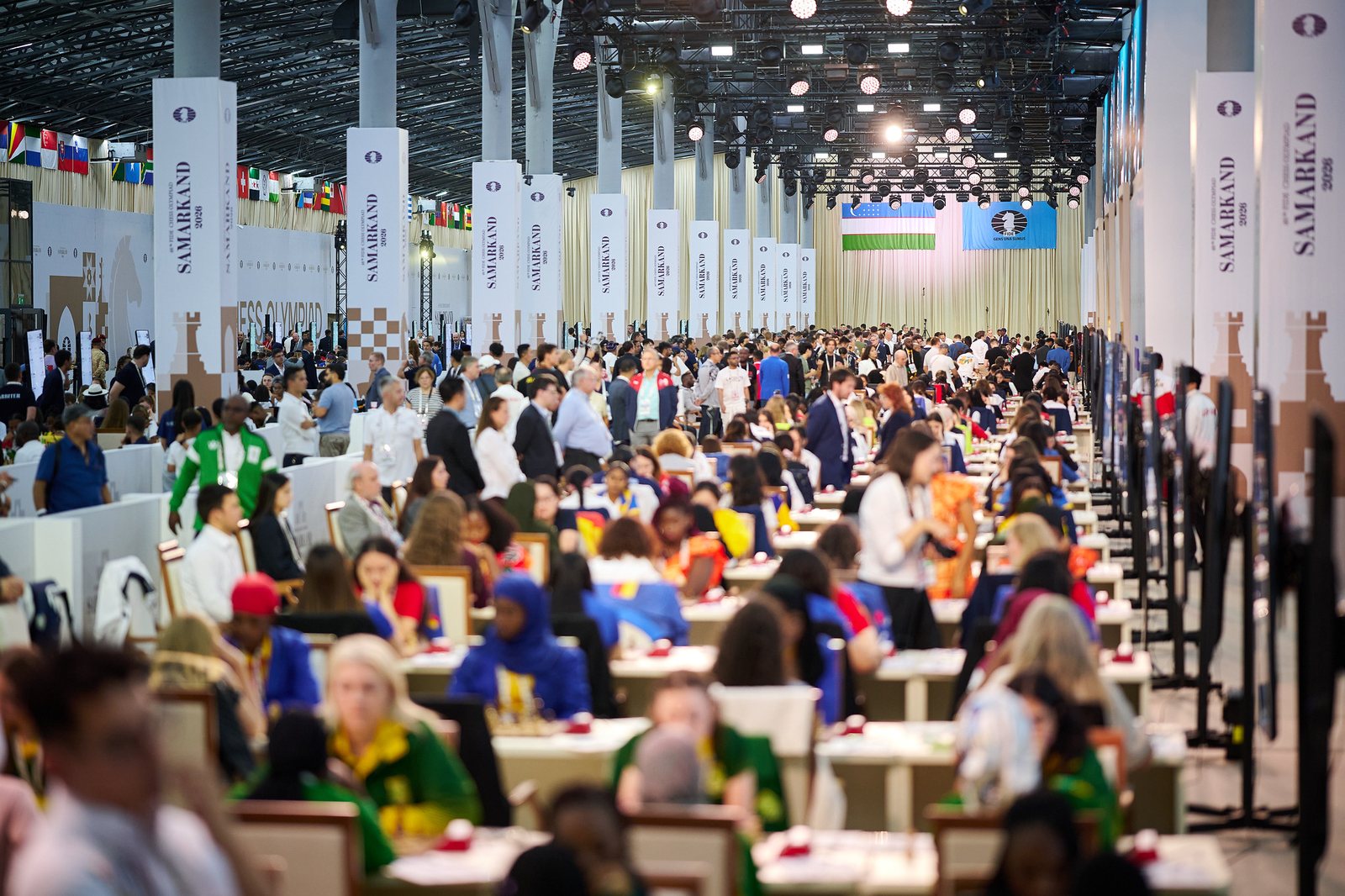 Sala de joc a Olimpiadei de la Samarkand, plină de jucători, în prima rundă