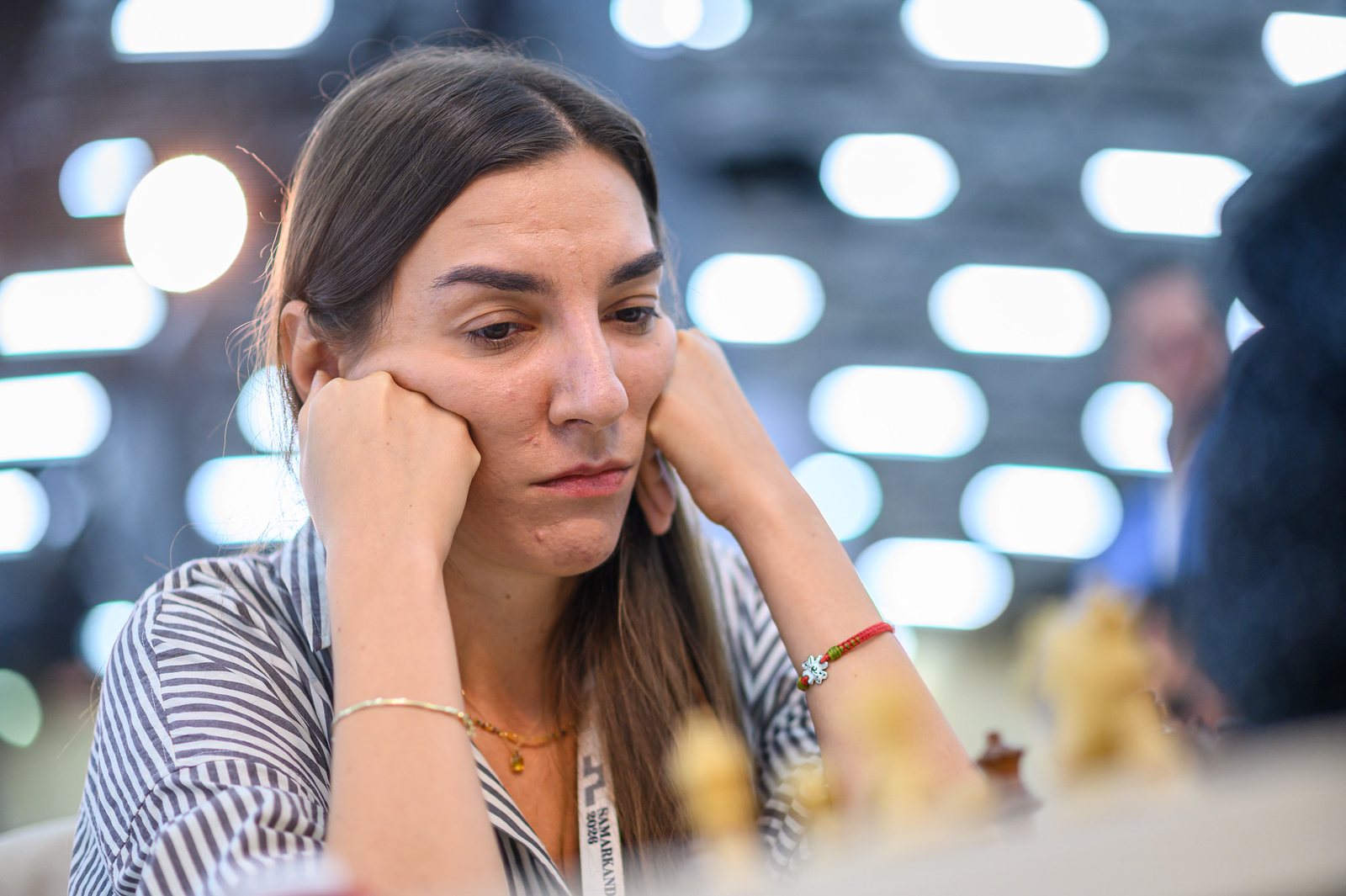 Irina Bulmaga la tablă, cu bărbia sprijinită în palme
