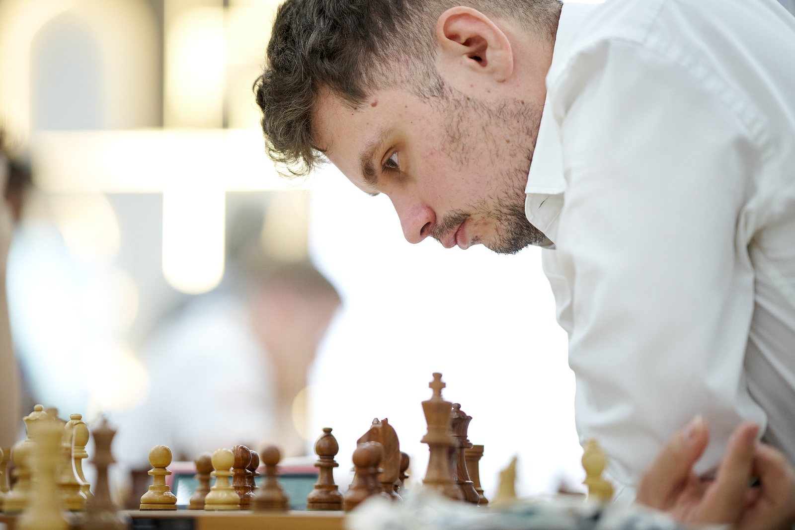 Bogdan-Daniel Deac aplecat deasupra tablei