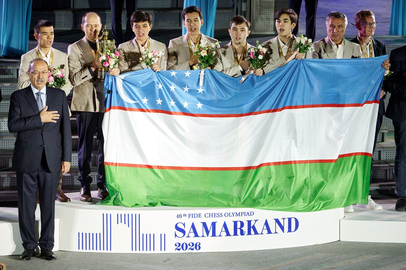 Echipa Uzbekistanului pe podium, cu steagul țării, la ceremonia de închidere