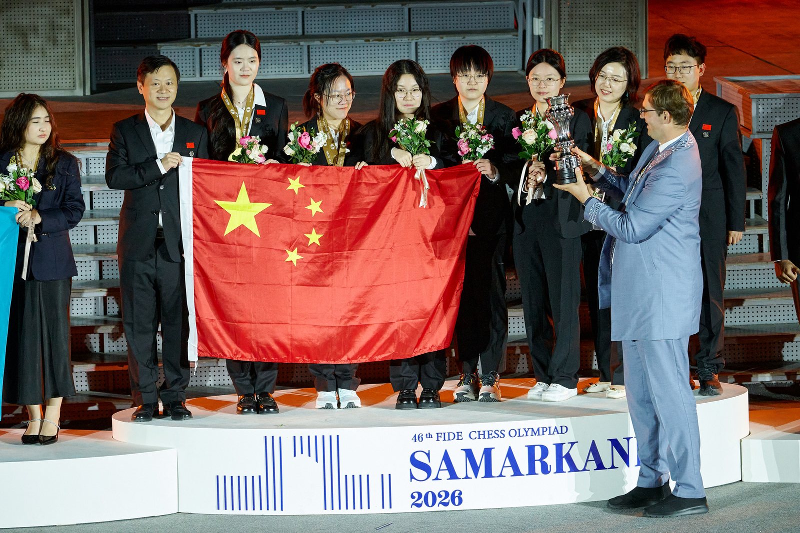 Echipa Chinei pe podium, cu steagul țării, la ceremonia de închidere